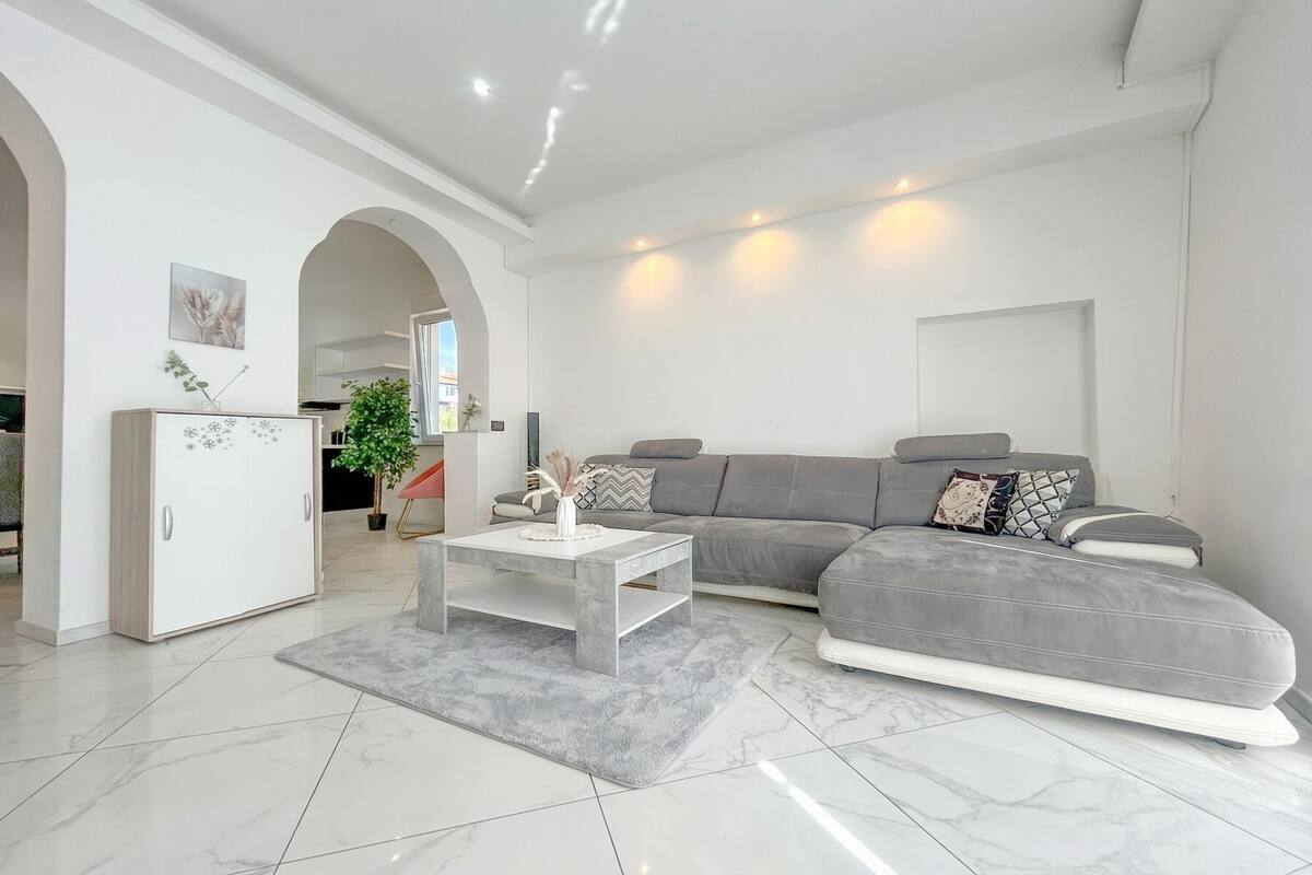 Perhehuoneisto, useita makuuhuoneita, vuorten lähellä (Cianta) | Oleskelualue