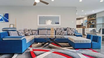 Smart TV, chimenea, futbolito y tenis de mesa