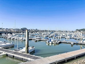A marina with numerous boats docked, wooden piers, and a clear sky. - Maison Goh Lannec by Interhome (Etel)