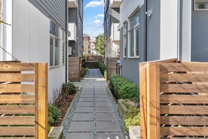 Property grounds - Modern Standalone 3-bedroom townhome in vibrant Seattle (Seattle)