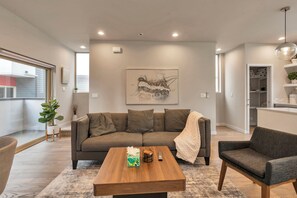 Smart TV, books - Modern Standalone 3-bedroom townhome in vibrant Seattle (Seattle)