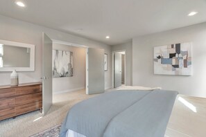 3 bedrooms, iron/ironing board, free WiFi, bed sheets - Modern Standalone 3-bedroom townhome in vibrant Seattle (Seattle)