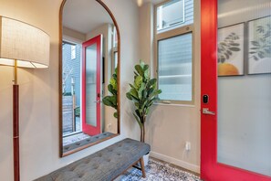 Interior - Modern Standalone 3-bedroom townhome in vibrant Seattle (Seattle)