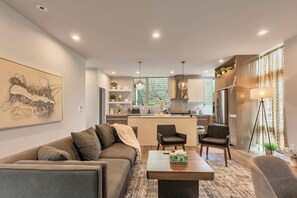 Smart TV, books - Modern Standalone 3-bedroom townhome in vibrant Seattle (Seattle)