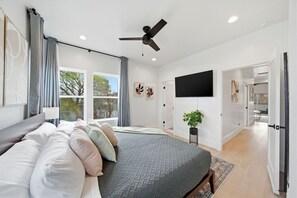 4 bedrooms, desk, iron/ironing board, travel cot - Downtown Retreat | Covered Rooftop w/Skyline Views (Houston)