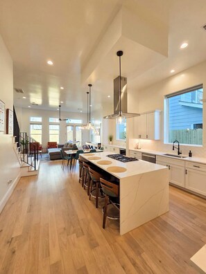 Interior - Luxe Downtown Retreat With Pool/Spa And City Skyline Views (Houston)
