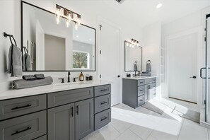 Shower, hair dryer, towels, soap - Luxe Downtown Retreat With Pool/Spa And City Skyline Views (Houston)