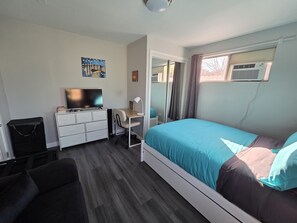 1 bedroom, iron/ironing board, WiFi, bed sheets - Sunny SoCal Guesthouse w/ Private Entry + Parking + Washer/Dryer (Gardena)