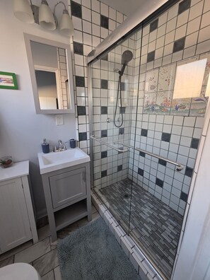 Shower, towels, soap, toilet paper - Sunny SoCal Guesthouse w/ Private Entry + Parking + Washer/Dryer (Gardena)