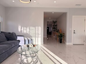 Interior - 15 Min to Disneyland + New Modern 4BR (Orange)