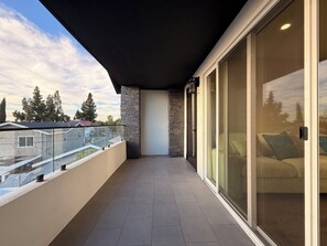 Exterior detail - 15 Min to Disneyland + New Modern 4BR (Orange)
