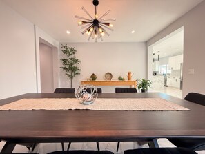 Dining - 15 Min to Disneyland + New Modern 4BR (Orange)