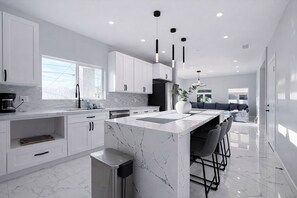 Private kitchen - 15 Min to Disneyland + New Modern 4BR (Orange)