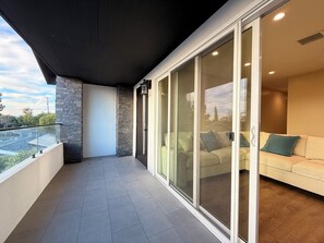 Terrace/patio - 15 Min to Disneyland + New Modern 4BR (Orange)