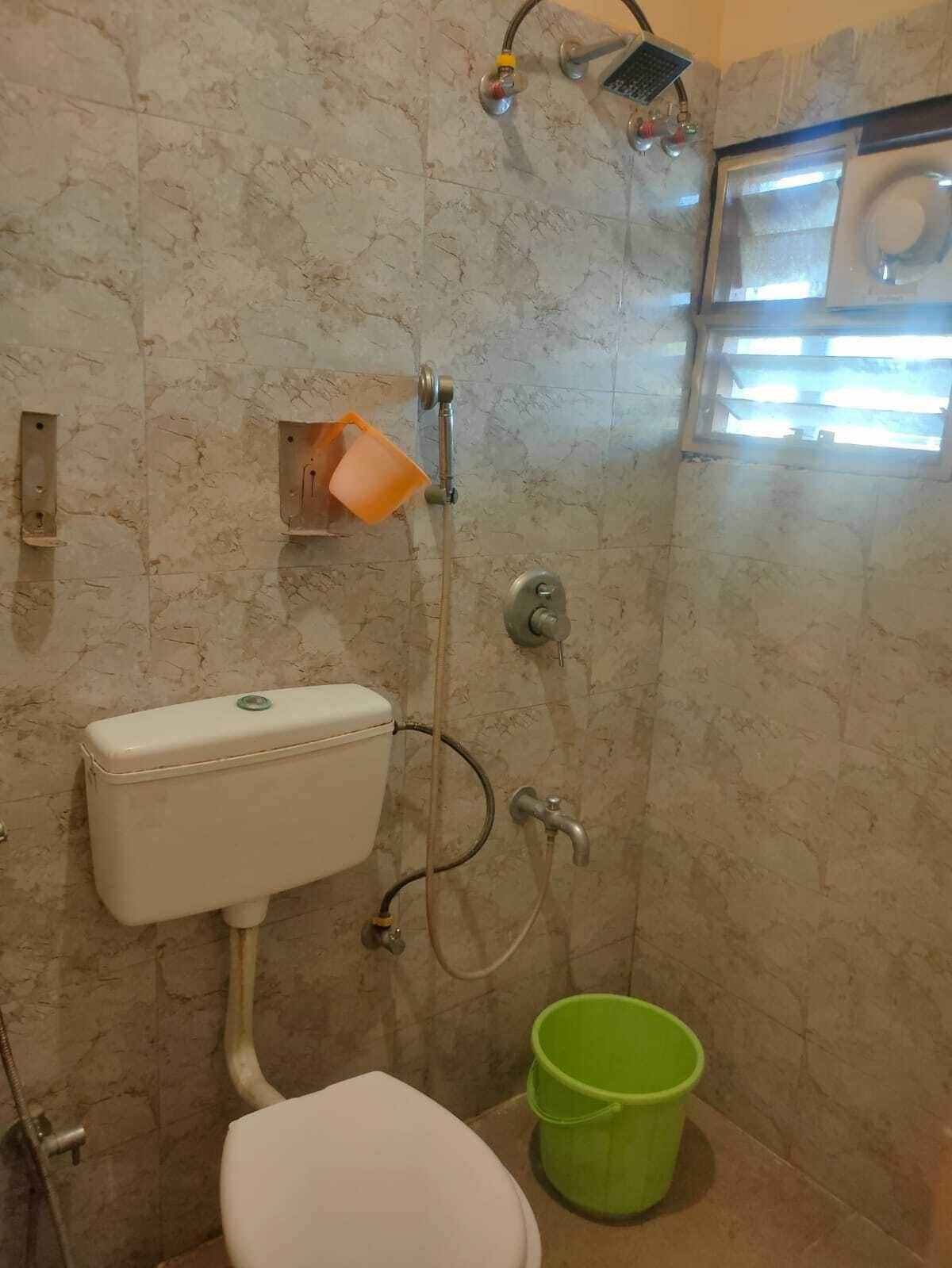 Douche, serviettes fournies, savon, shampoing