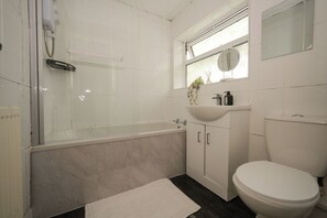 Shower, towels, soap, toilet paper - Stylish 3BR Home • Sleeps 6 • Free Parking • 10 mins to Newcastle (Gateshead)