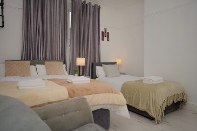 Stylish 3BR Home • Sleeps 6 • Free Parking • 10 mins to Newcastle