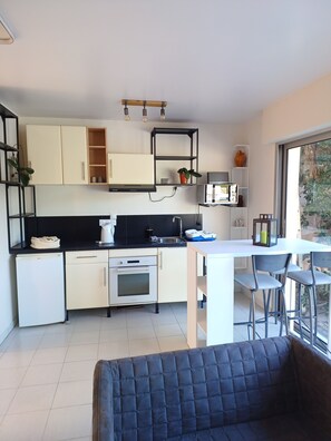 Unclassified image, 3 of 12, button - Quiet studio with pool (Clarensac)