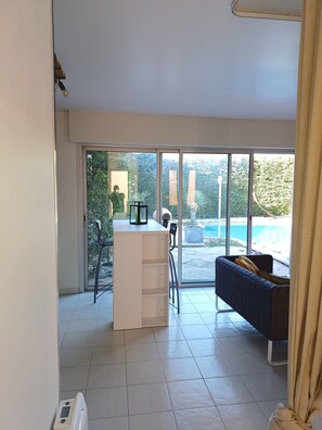 Unclassified image, 4 of 12, button - Quiet studio with pool (Clarensac)