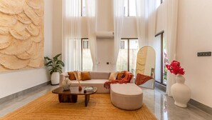 Villa – deluxe, balkong | Oppholdsområde | Flatskjerm-TV