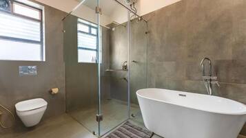 Deluxe Villa, Balcony | Bathroom