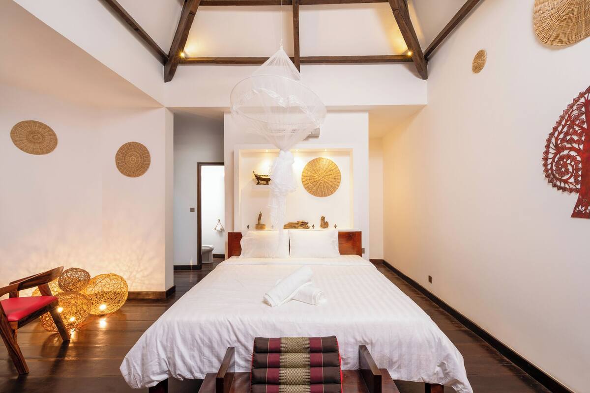 Suite – deluxe, hageutsikt | Sengetøy av topp kvalitet, minibar og safe på rommet