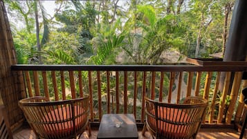 Penthouse Deluxe, balcon, vue jardin | Minibar, coffres-forts dans les chambres, rideaux occultants