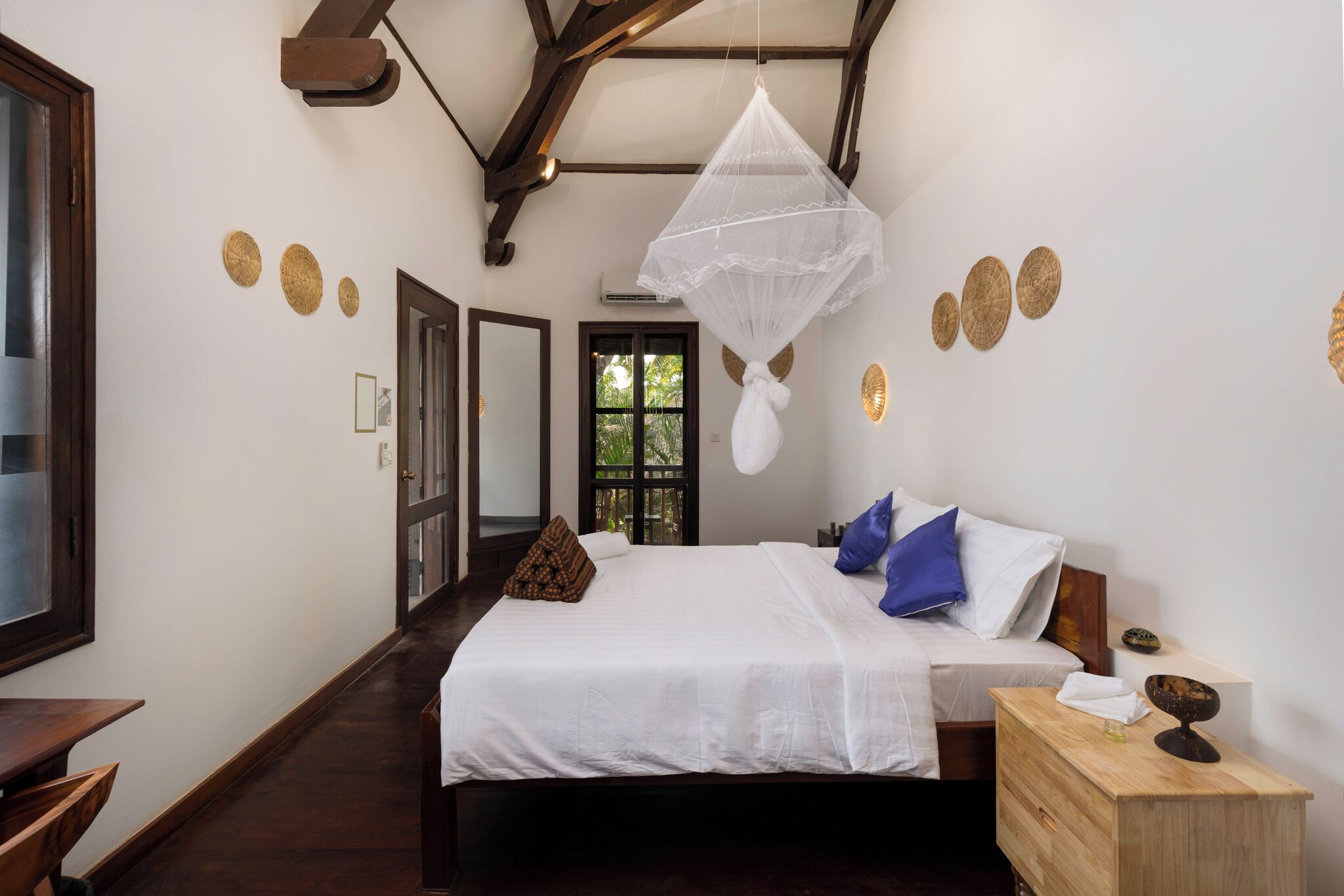 Deluxe Suite, Garden View | In-room safe, blackout drapes, soundproofing, free WiFi