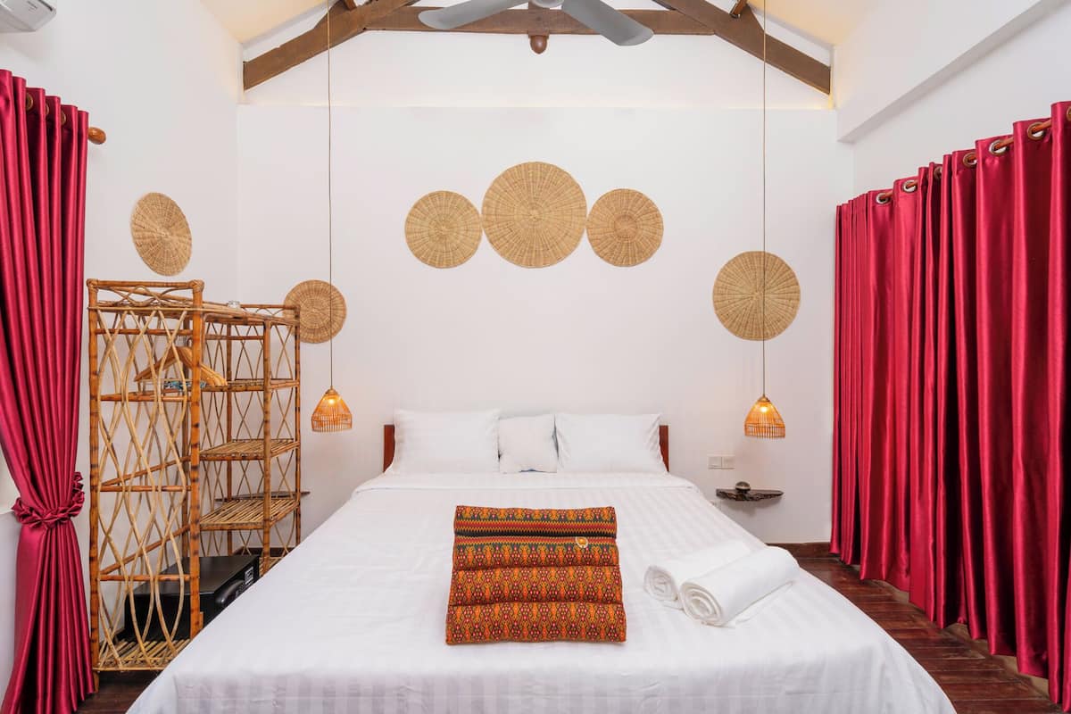 Deluxe Studio, Garden View | In-room safe, blackout drapes, soundproofing, free WiFi