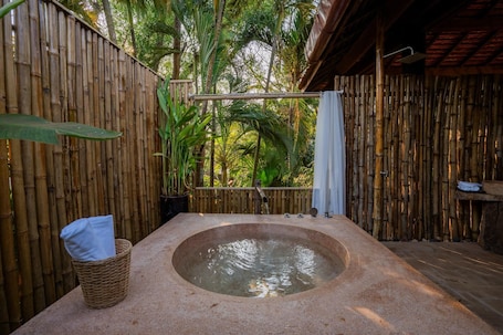 Deluxe Suite, Garden View | Bathroom. Kampung Kamboja