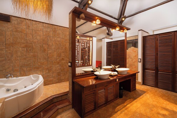 A modern bathroom with a freestanding bathtub, a double sink vanity, and a large mirror. - Kampung Kamboja (Siem Reap)