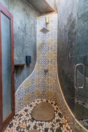 Deluxe Suite, Garden View | Bathroom - Kampung Kamboja (Siem Reap)