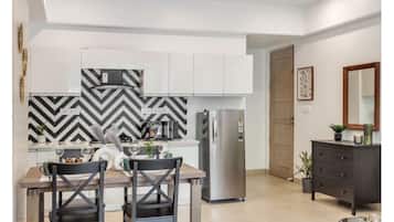 Apartamento | Cocina privada | Frigorífico y microondas en la zona común