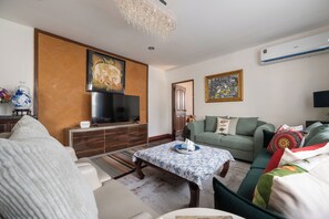 Living area - A cozy classic‑style family home just minutes from BTS Phra Khanong. (Krung Thep Maha Nakhon)