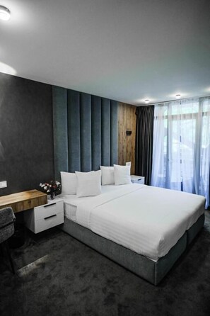 Quarto casal ou duplo luxo, sacada, vista para a cidade