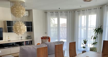 4BR Villa • Private Pool • A/C • Cleaning & Linen Included • Near Beach/Shops