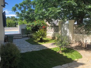 Property grounds - 4BR Villa • Private Pool • A/C • Cleaning & Linen Included • Near Beach/Shops (Empuriabrava)