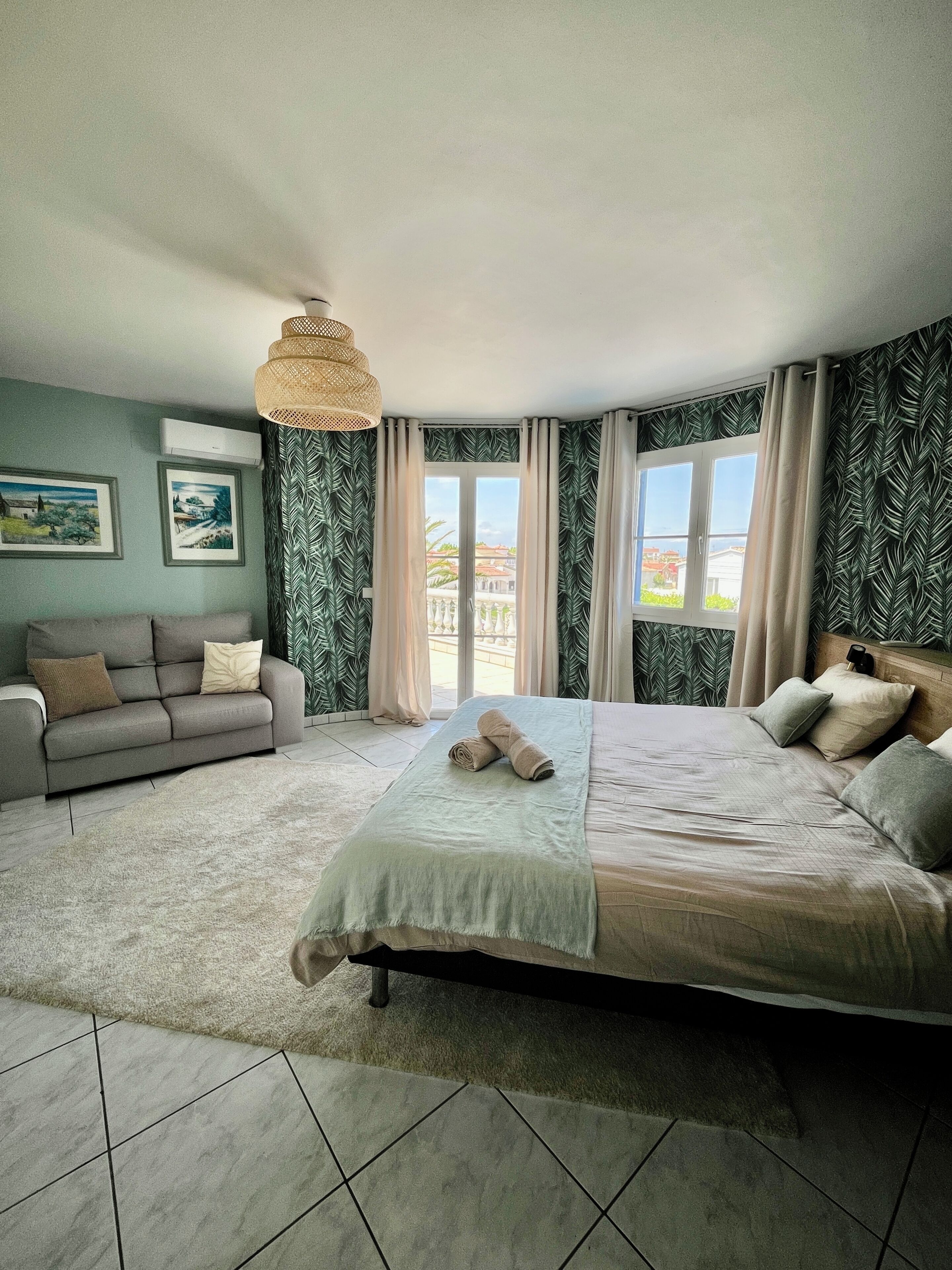 4 bedrooms, desk, iron/ironing board, travel cot
