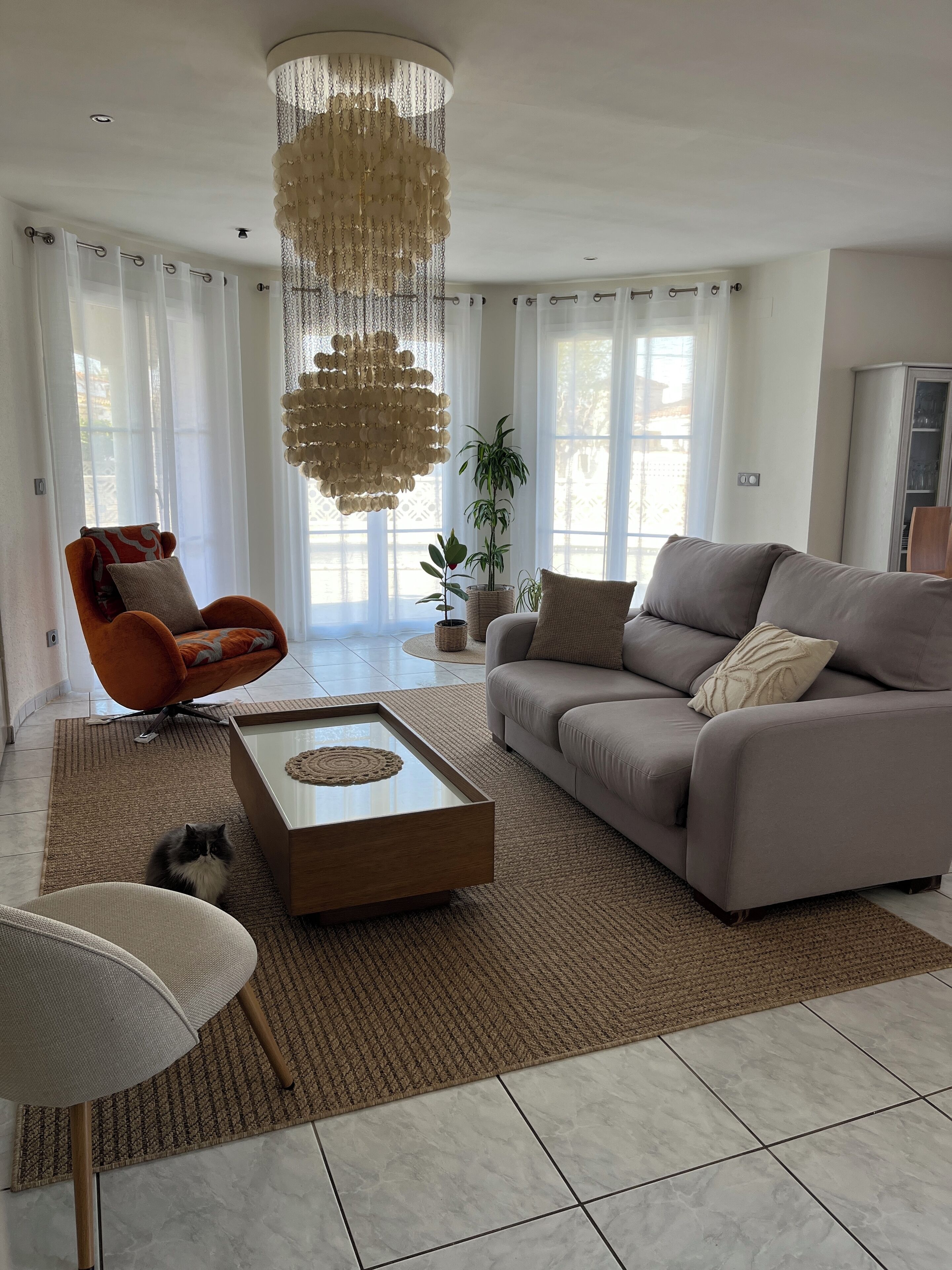 Een televisie en boeken