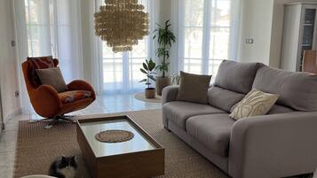 Een televisie en boeken