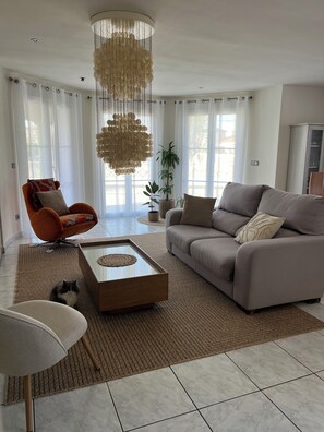 Een televisie en boeken