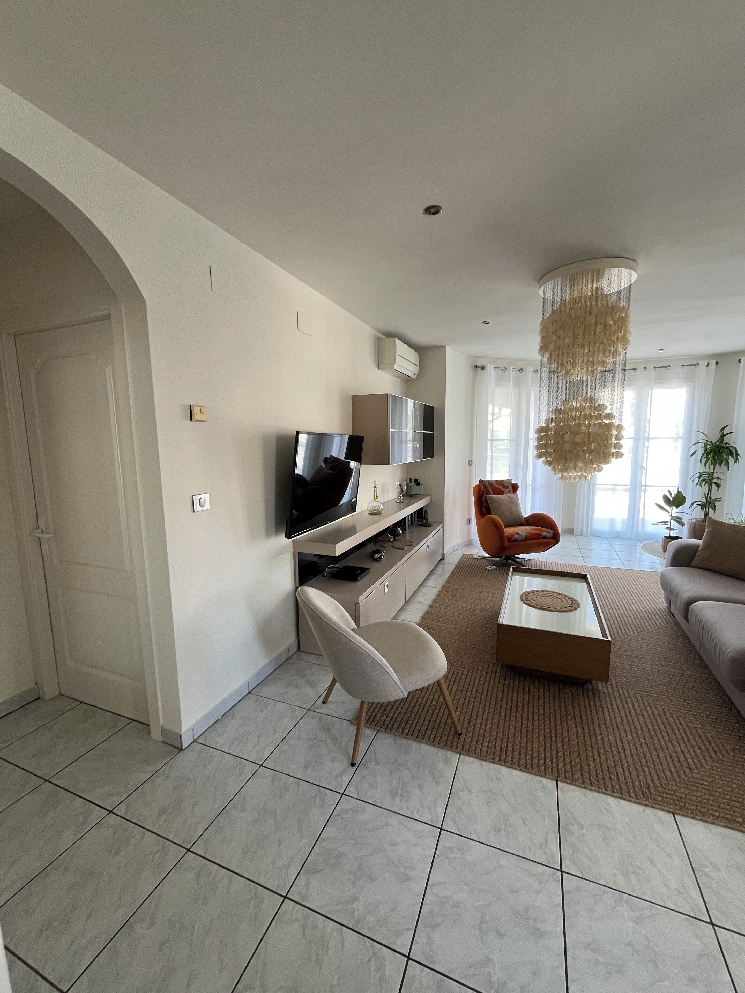 Een televisie en boeken