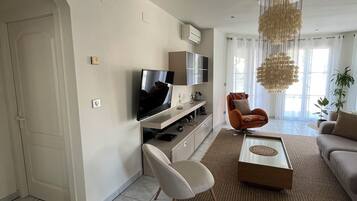 Een televisie en boeken