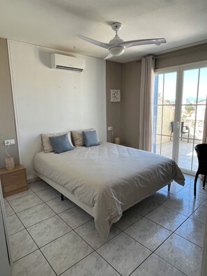 4 slaapkamers, een bureau, een strijkplank/strijkijzer, gratis wifi