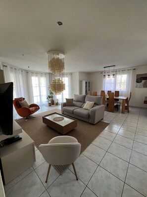 TV, books - 4BR Villa • Private Pool • A/C • Cleaning & Linen Included • Near Beach/Shops (Empuriabrava)
