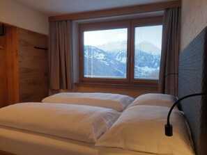 1 bedroom, WiFi, bed sheets - Guesthouse Zedlacherhof - in the middle of the impressive Hohe Tauern National Park (Matrei in Osttirol)