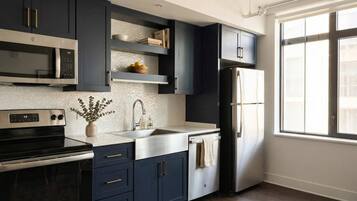 Réfrigérateur, micro-ondes, four, plaque de cuisson