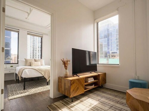 Boulevard Stays Downtown 2BR | 5 min to Broadway