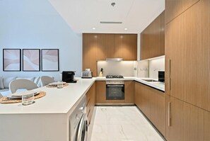 Apartment, Balcony | Private kitchen - Bloomfields Sleek 1BR in Azizi Mirage 1 (Dubai)