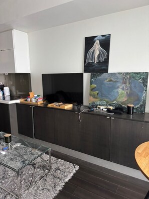 Suite familiar, vistas a la ciudad | Cocina privada | Frigorífico grande, microondas, horno y placa de cocina